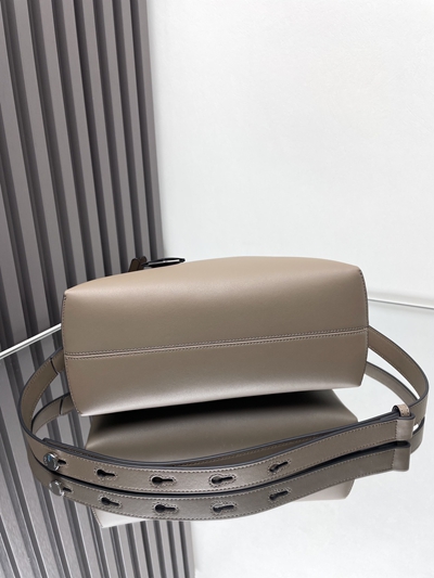 フェンディバッグ着用イメージ